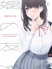 乡镇集市上摆放的农具与农产品摊位